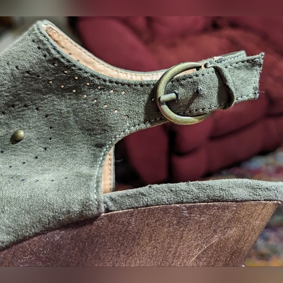 Report Olive Green Suede Heels, Size 9 - Picture 3 of 8